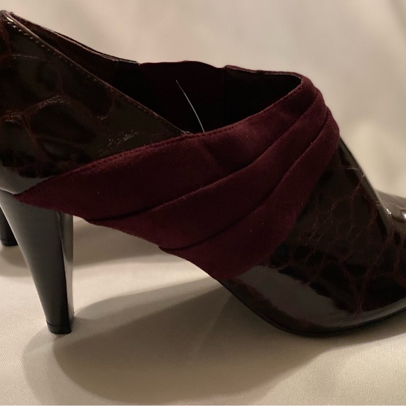 Gorgeous NEW Impo Stretch Brown Bordeaux Crocodile Embossed 3” Heel size 9 1/2” - Picture 3 of 11